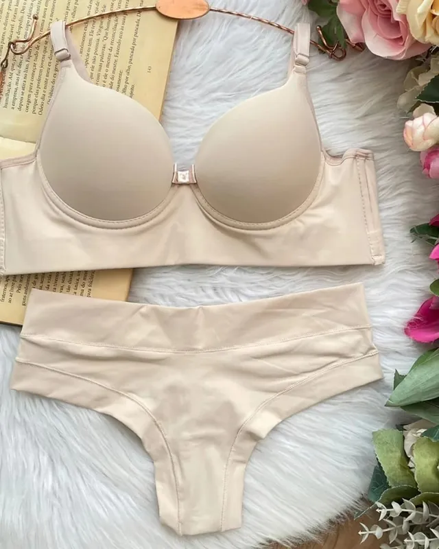 Conjunto liso nude com bojo, sobre pelúcia branca com flores