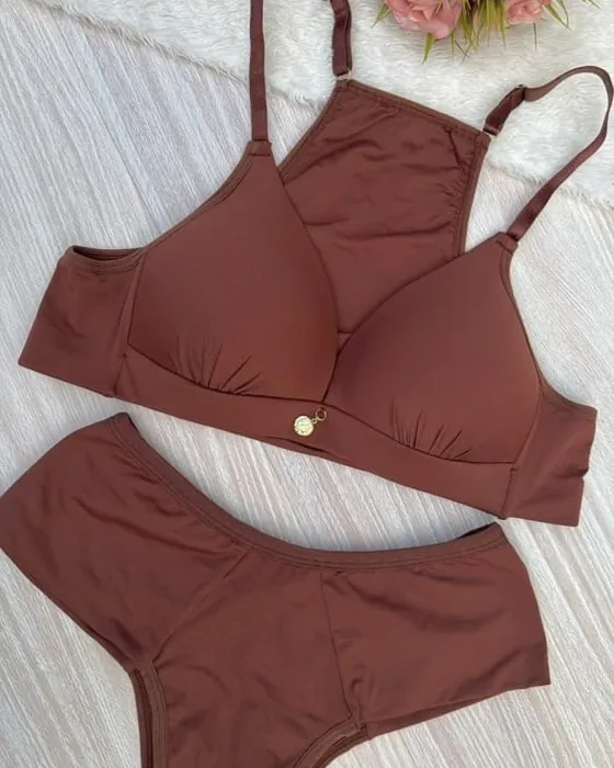 Conjunto top liso marrom, sobre pelúcia branca com flores